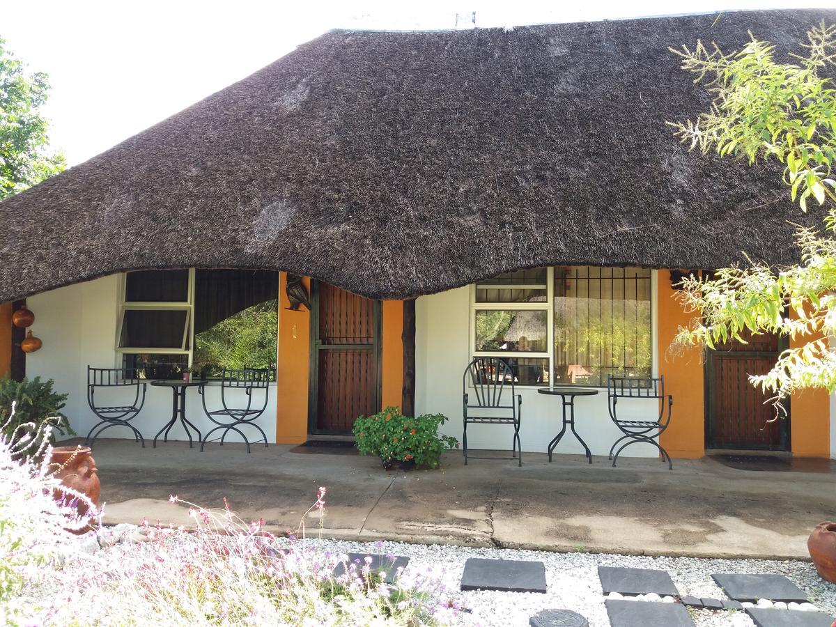 Lion'S Den Guesthouse Otjiwarongo Esterno foto