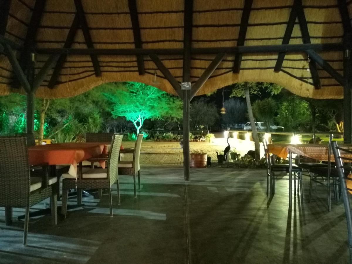 Lion'S Den Guesthouse Otjiwarongo Esterno foto