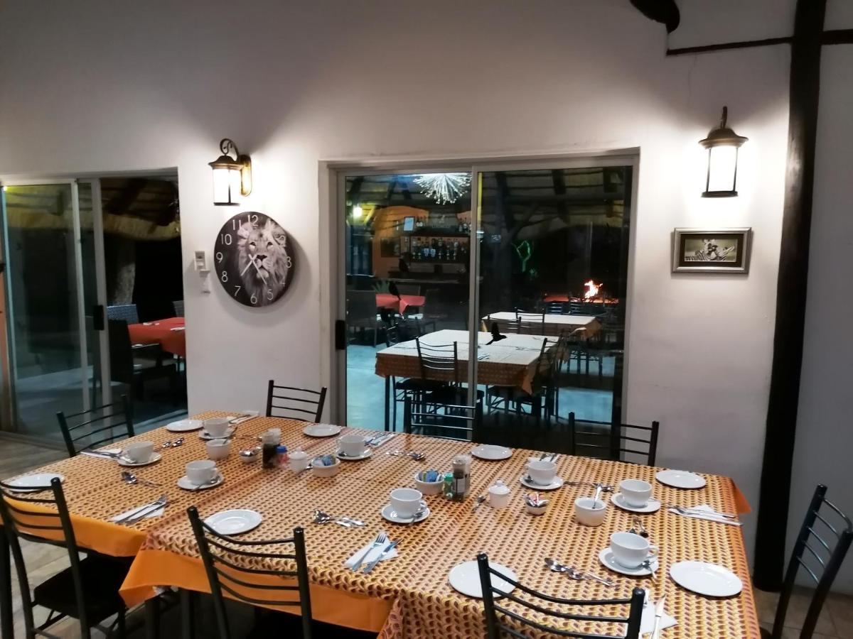 Lion'S Den Guesthouse Otjiwarongo Esterno foto