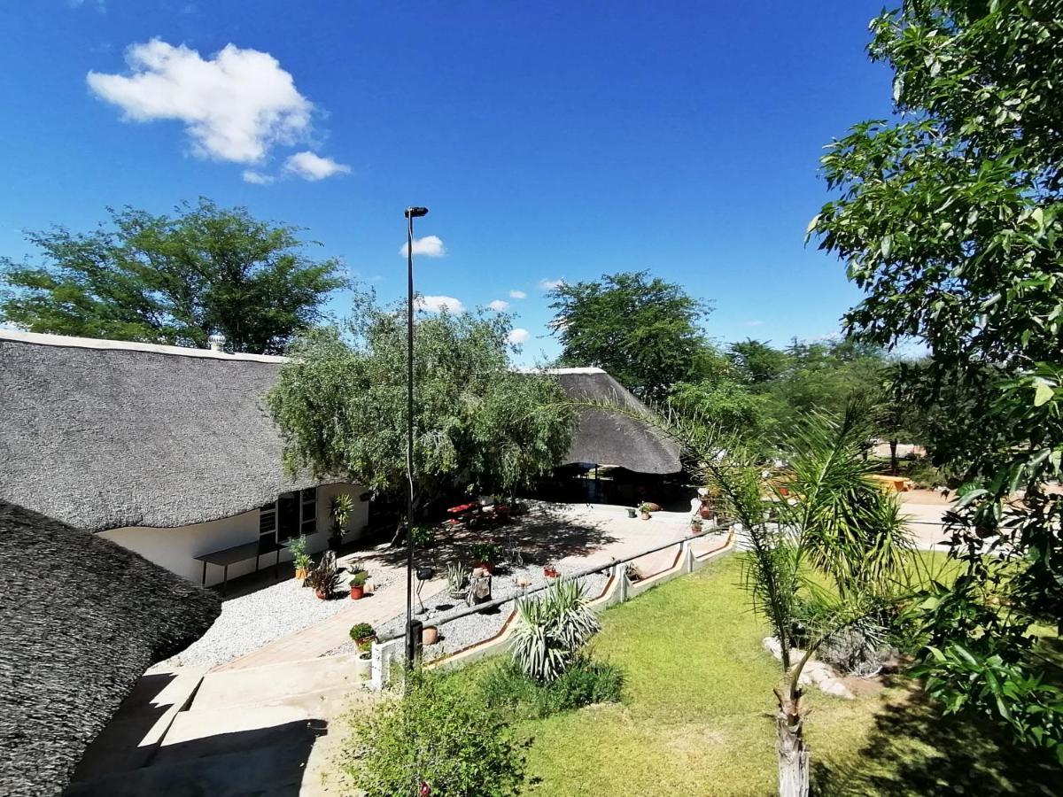 Lion'S Den Guesthouse Otjiwarongo Esterno foto