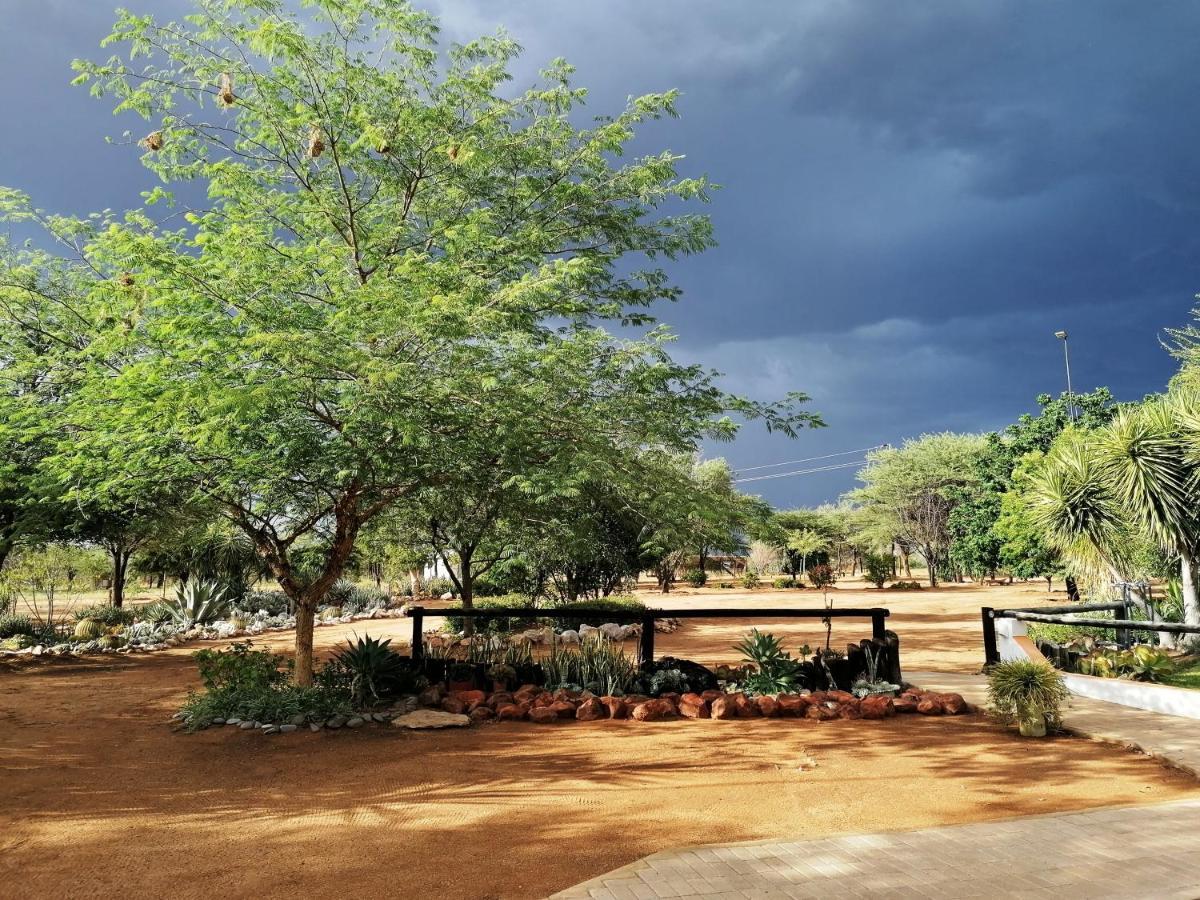 Lion'S Den Guesthouse Otjiwarongo Esterno foto