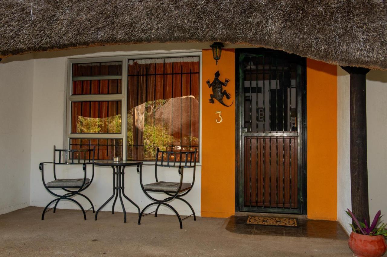 Lion'S Den Guesthouse Otjiwarongo Esterno foto