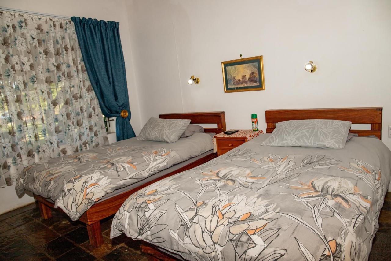 Lion'S Den Guesthouse Otjiwarongo Esterno foto