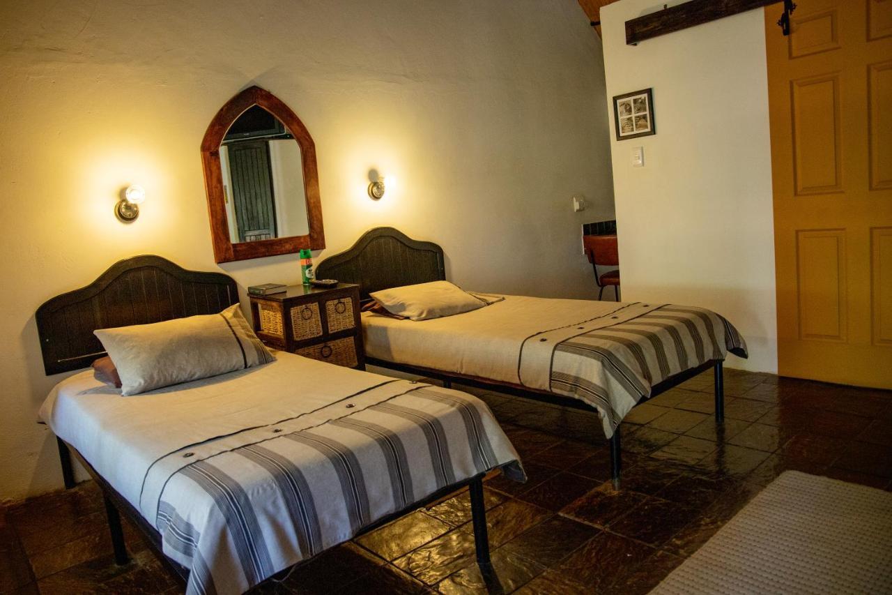 Lion'S Den Guesthouse Otjiwarongo Esterno foto
