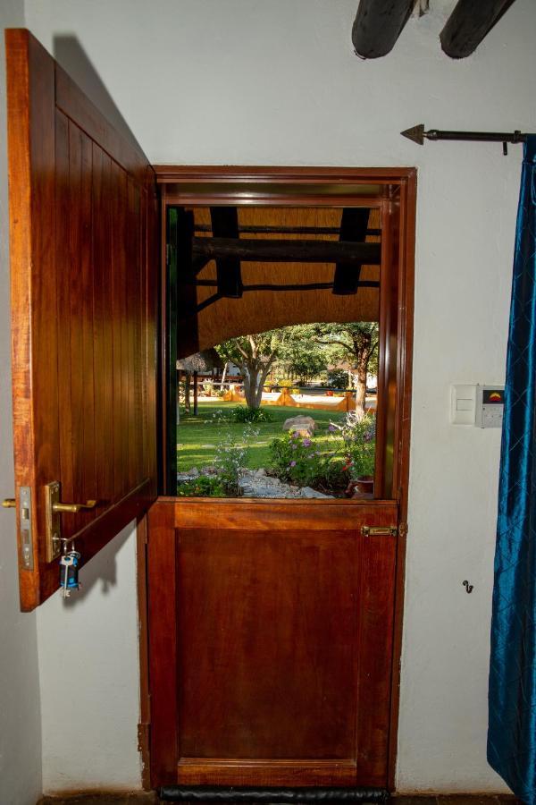 Lion'S Den Guesthouse Otjiwarongo Esterno foto