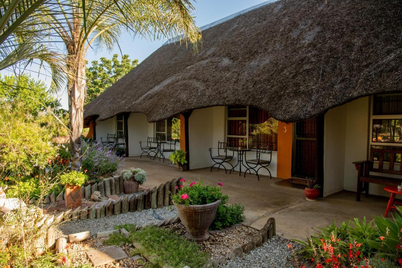 Lion'S Den Guesthouse Otjiwarongo Esterno foto