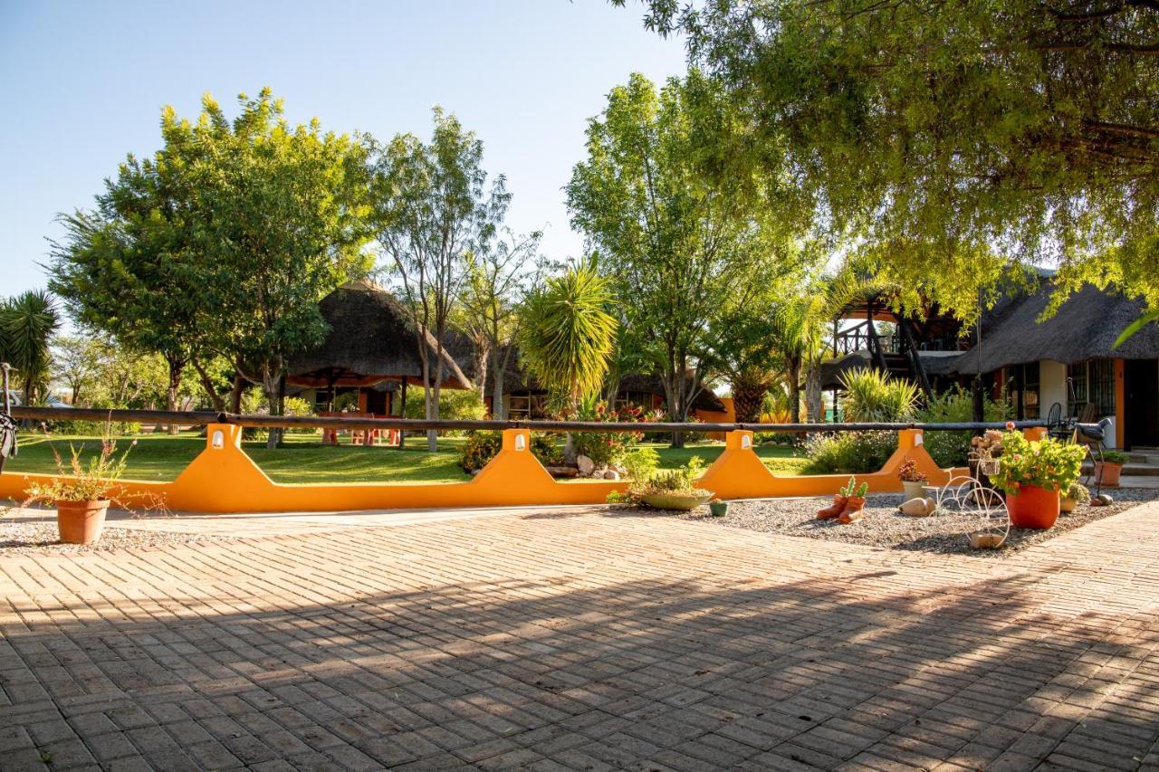 Lion'S Den Guesthouse Otjiwarongo Esterno foto