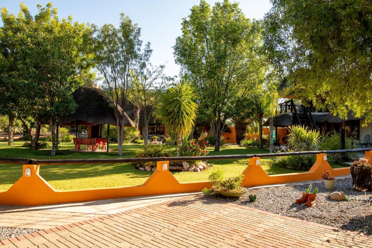 Lion'S Den Guesthouse Otjiwarongo Esterno foto