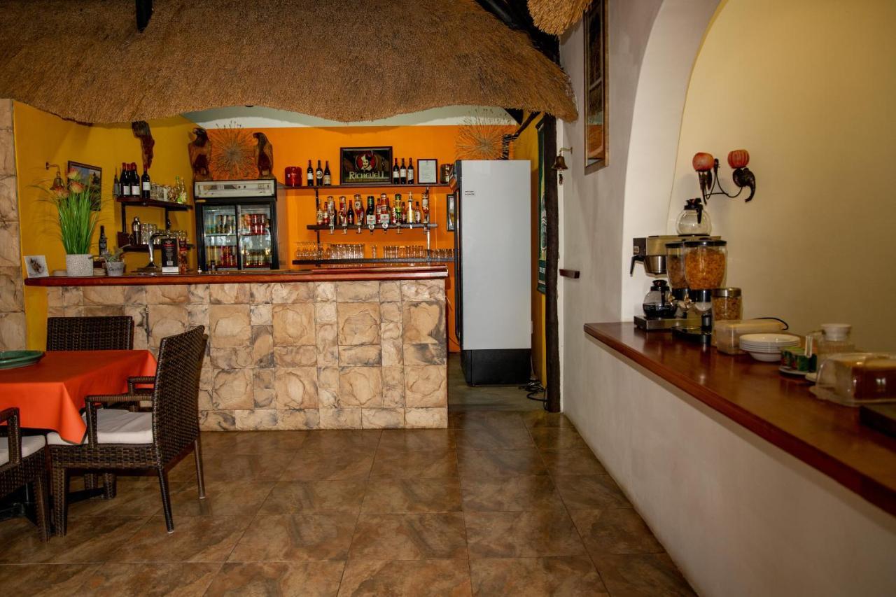 Lion'S Den Guesthouse Otjiwarongo Esterno foto