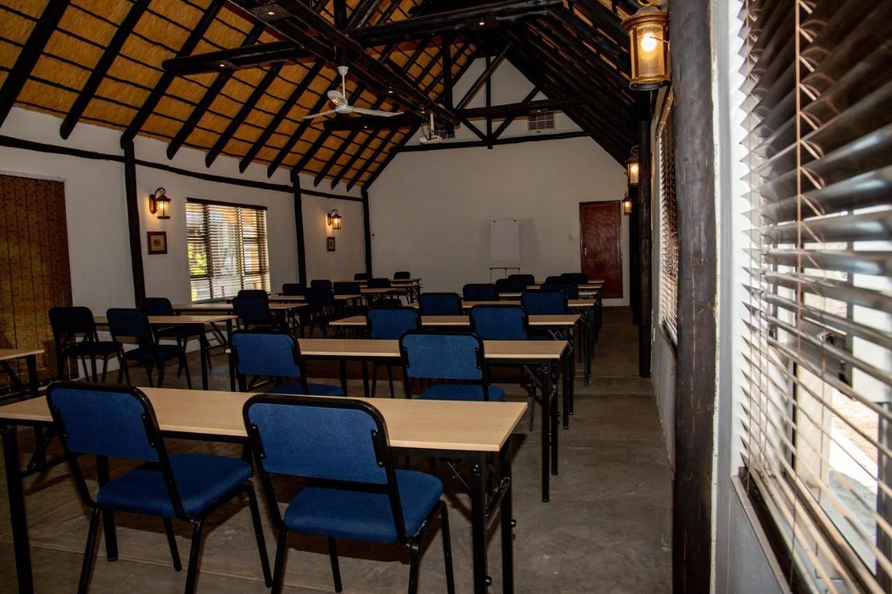 Lion'S Den Guesthouse Otjiwarongo Esterno foto