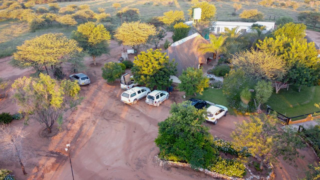 Lion'S Den Guesthouse Otjiwarongo Esterno foto